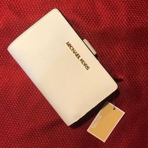 Michael Kors Jet Set Travel wallet in optic white